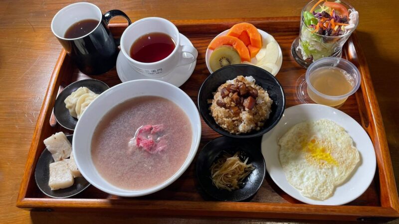 台南グルメの代表格、西羅殿牛肉湯。新鮮なピンク色の牛肉と美味しいスープ。
