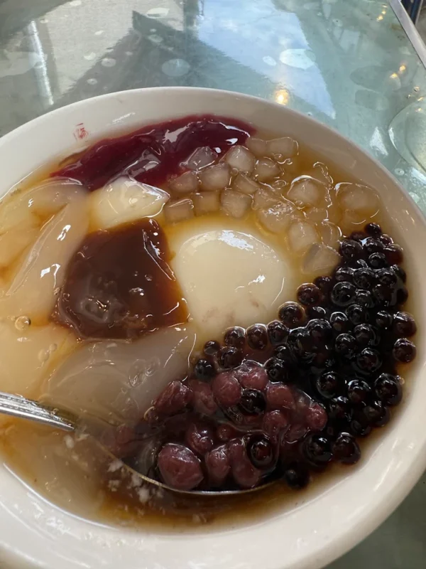 修安扁擔豆花の伝統的な豆花（トウファ）。豊富なトッピングが特徴。
