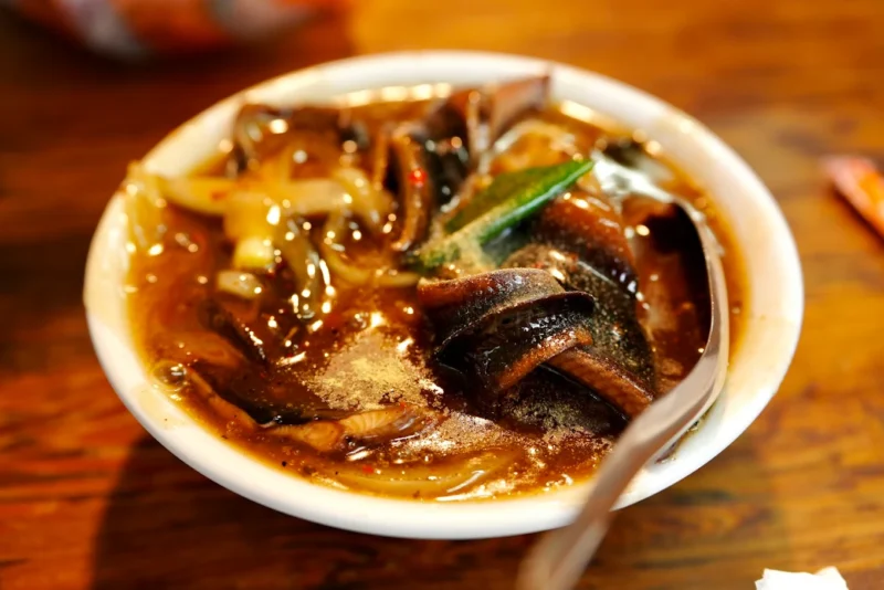 阿江炒鱔魚のタウナギ麺。香ばしい香りと濃厚な甘酸っぱいソースが特徴。