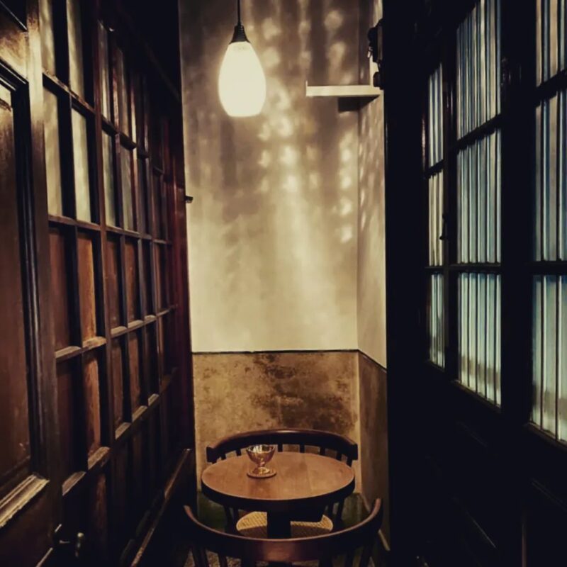 レトロな木枠の窓と温かい照明が印象的な「Serendipity」の店内