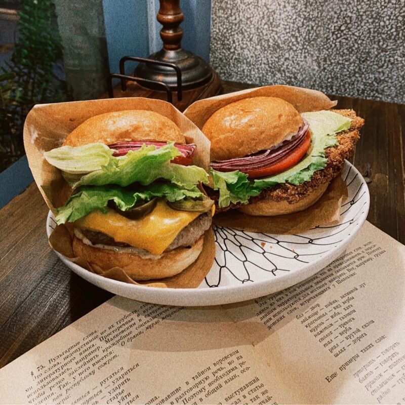 「Serendipity」で人気のボリュームたっぷりなハンバーガーとブランチ