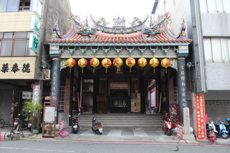 台南北極殿廟宇外觀全景，鷲嶺制高點主祀玄天上帝的府城最古老廟宇之一