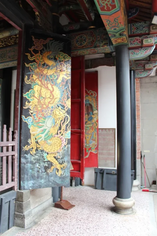 北極殿內部漆黑樑柱近景，三百年香火積累的台南黑是赤馬年靈魂的最佳靠山