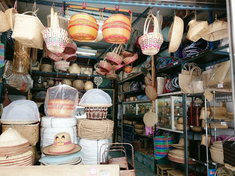協進篾器行店內竹編製品陳列實景，台南傳統手工竹器工藝百年傳承職人現場