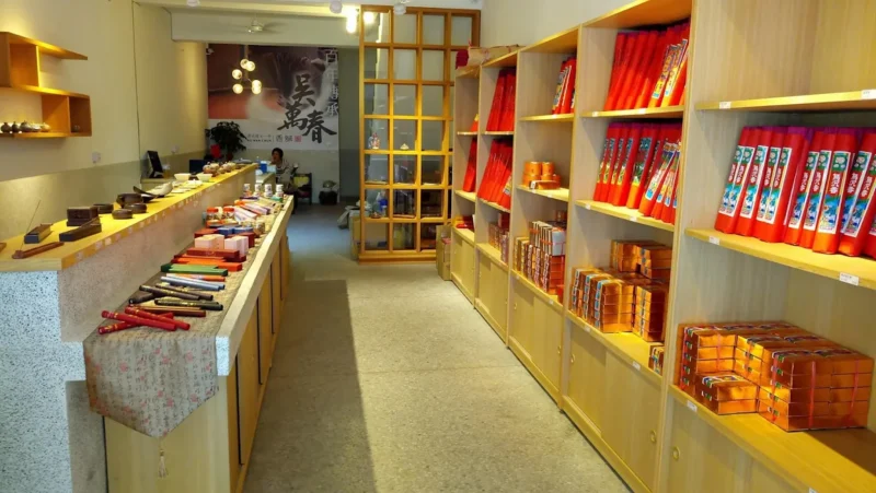 吳萬春香舖手工製香過程，拒絕化學添加堅持傳統工藝的台南府城香文化職人