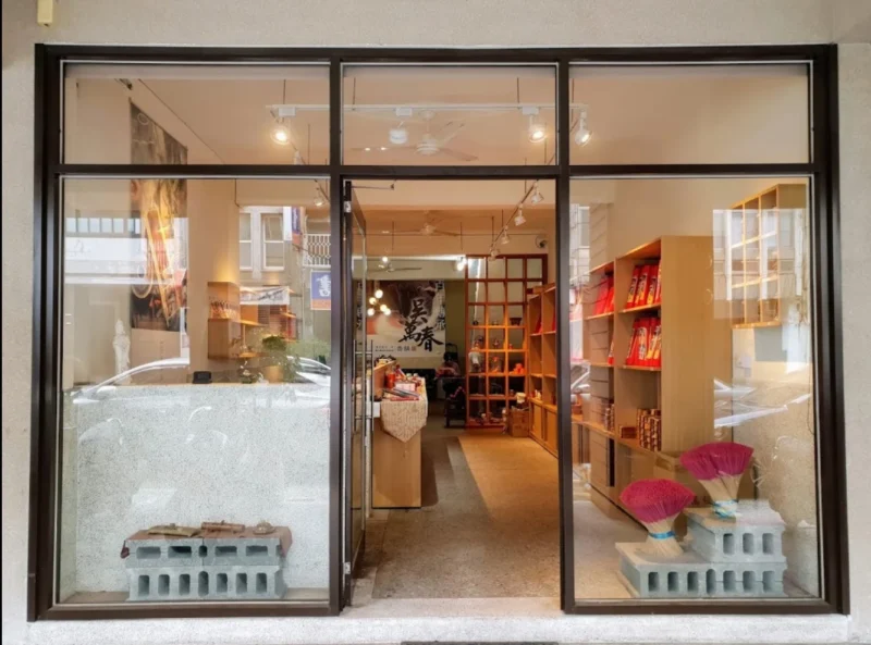 吳萬春香舖店內陳列實景，台南民權路1895年創立的百年天然香材老字號