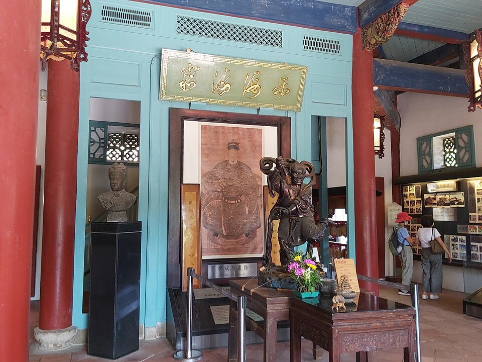 赤崁樓海神廟常設展室內，透光展板與百年木構