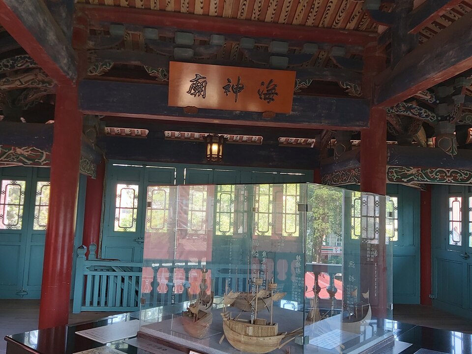 赤崁樓海神廟展場空間，木構、窗光與紅瓦